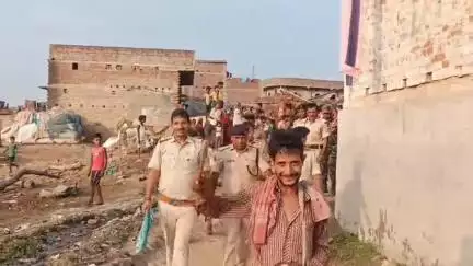 सूरजगढ़: नवाबगंज गांव में पुलिस ने हत्या मामले में फरार चल रहे चार आरोपियों के घर पर इश्तिहार चिपकाए