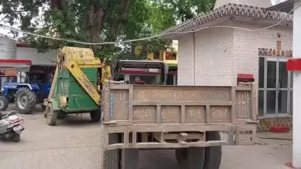पूरनपुर: भगवंतापुर रोड की मरम्मत के लिए जा रही मड लोडर मशीन और खाली ट्रैक्टर ट्राली को पकड़कर तहसील प्रशासन ले रहा वाहवाही