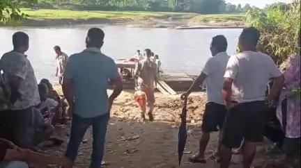 মাৰ্ঘেৰিটা: জাগুনৰ নামফাই নদী ঘাটত 

নিজৰ কণমানি সন্তানক লৈ  জাপ দিলে এগৰাকী মহিলাই
