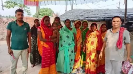 चनपटिया: मोहछी शुघर गांव में माई बहन मान योजना के तहत महिलाओं का ऑनलाइन पंजीकरण कराया गया