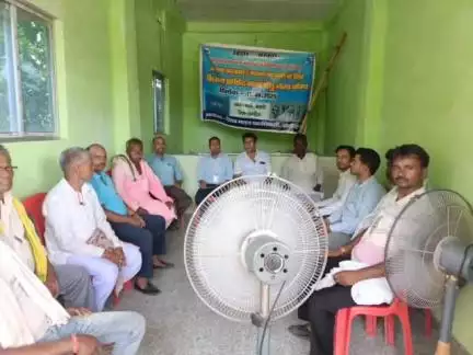 बेलदौर: माली पंचायत के रुकमिनिया गांव में मत्स्य पालकों को किसान क्रेडिट कार्ड की जानकारी देने के लिए लगा कैंप