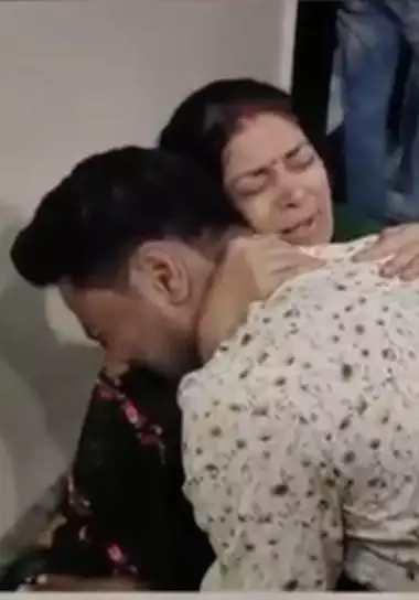 एमपी के इंदौर में राजा की मां से लिपटकर रोया सोनम का भाई गोविंद, कहा- बहन दोषी है तो उसे मिले मौत की सजा