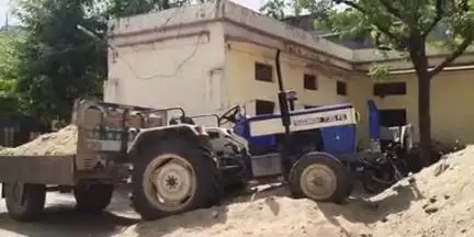निवाई: शहर थाना पुलिस ने गश्त के दौरान अलग-अलग जगह से कार्रवाई कर अवैध बजरी से भरे पांच ट्रैक्टर-ट्राली की की ज़ब्ती, चालक फरार
