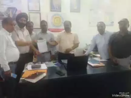 नकुड: सरसावा के सामाजिक संगठन के लोगों ने बिजली कटौती से आक्रोशित होकर बिजली अधिकारियों से की मुलाकात