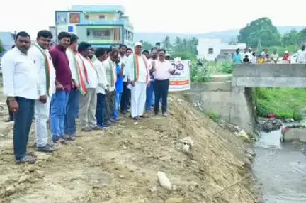 మణుగూరు: 83.40 లక్షల అంచనా వ్యయంతో కట్టవాగు పూడిక తీత పనులను పరిశీలించిన ఎమ్మెల్యే పాయం