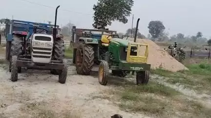 तुमसर: शहरातील शास्त्री वार्ड येथे विनापरवाना रेतीची चोरटी वाहतूक करणारा ट्रॅक्टर स्थानिक गुन्हे शाखा पथकाने पकडला