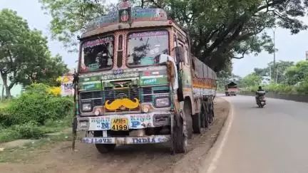 వైరా: ఖమ్మం జిల్లా వైరా పినపాక బ్రిడ్జి వద్ద బస్సు లారీ డి పలువురికి స్వల్ప గాయాలు