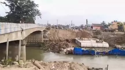 দাসপুর ১: দাসপুরে বন্ধ খুকুরদহ এলাকায় ব্রিজ সমস্যায় ট্রাক মালিকরা #jansamasya