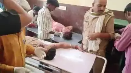 लालगंज: टेढुई मोड़ पर ट्रक की टक्कर से कार सवार 5 युवक गंभीर रूप से घायल, किया गया रेफर