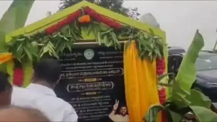 కాసరం. శ్రీకాళహస్తి మధ్య ఒకటి పాయింట్ ఐదుకోట్లతో నిర్మించిన రోడ్డును ఎమ్మెల్యే బొజ్జలసుధీర్ రెడ్డి ప్రారంభించారు