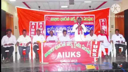 ఖమ్మం అర్బన్: కేంద్రంలో ఉన్న నరేంద్ర మోడీ ప్రభుత్వం రైతాంగాన్ని భయభ్రాంతులకు గురి చేస్తుండ్రు మాజీ ఎమ్మెల్యే గుమ్మడి నరసయ్య