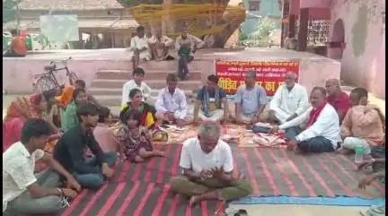 हनुमाननगर: हायाघाट बाजार में राम गुलाम पासवान परिवार को उजाड़ने के खिलाफ पीड़ित परिवार का धरना प्रदर्शन