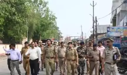 शोहरतगढ़: DIG बस्ती ने SP व सुरक्षा एजेंसियों के साथ बढ़नी कस्टम गेस्टहाउस में सीमा के संबंध में की गोष्ठी