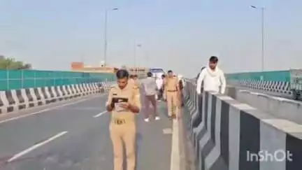 जसराना: मोहम्मदाबाद कट के पास डिवाइडर से टकराकर बाइक सवार युवक की हुई मौत, एक घायल