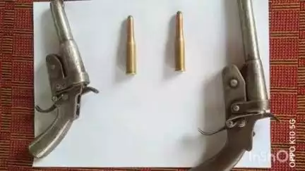 पतरघट: पतरघट पुलिस ने दो देसी कट्टा और दो जिंदा गोली के साथ बदमाश को किया गिरफ्तार, कानूनी कार्रवाई कर भेजा जेल
