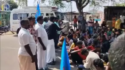 வேடசந்தூர்: ஆடலும் பாடலும் நிகழ்ச்சியில் கலாட்டா செய்தவர்களை கைது செய்ய கோரி பூத்தம்பட்டியில் சாலை மறியல்