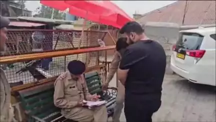 देहरादून: मसूरी में दिल्ली से आए चार युवकों को युवती से छेड़छाड़ करना पड़ा भारी, पुलिस ने काटा चालान और कार की की सीज