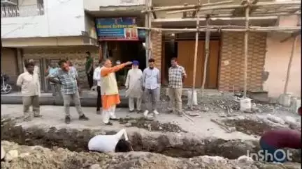 सोनीपत: खन्ना कॉलोनी में पहुंचे मेयर राजीव जैन, ठेकेदार को लगाई फटकार