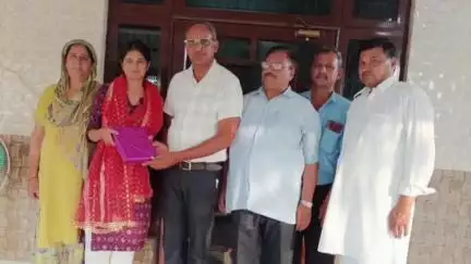 घनारी: जिला परिषद सुशील कालिया ने बीकॉम परीक्षा परिणाम में हिमाचल में 8वां स्थान हासिल करने पर काजल को सम्मानित किया