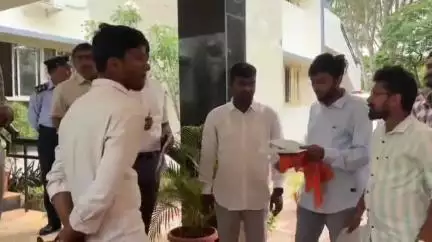 ಬೆಳಗಾವಿ: ಡಿಗ್ರಿ ಪ್ರಥಮ ವರ್ಷದ ಪ್ರವೇಶಾತಿ ಶುಲ್ಕ ಹೆಚ್ಚಳ ಖಂಡಿಸಿ ಎಬಿವಿಪಿಯಿಂದ ಆರ್ ಸಿಯು ಯುನಿವರ್ಸಿಟಿ ಮುಂದೆ ಪ್ರತಿಭಟನೆ