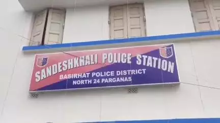 সন্দেশখালি ২: নাবালিকা অপহরণের ঘটনা জেলিয়াখালী এলাকা থেকে এক যুবকের বাবাকে আটক করল সন্দেশখালি থানার পুলিশ