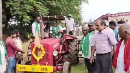 చిలకంపాడు ఏరువాక పౌర్ణమి కార్యక్రమంలో నాగలి పట్టి, ట్రాక్టర్ నడిపి దుక్కిదున్నిన ఎమ్మెల్యే పత్సమట్ల ధర్మరాజు