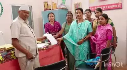 नगरी: नगरी के दुर्गा चौक स्थित शासकीय माध्यमिक शाला के शिक्षक के युक्तियुक्तकरण को लेकर बीईओ नगरी को सौंपा गया ज्ञापन
