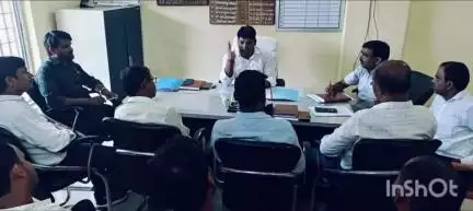 जयनगर: म्यूटेशन शिविर की तैयारी को लेकर अंचल कार्यालय में हुई समीक्षा बैठक