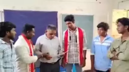 పట్టణంలో అధిక ఫీజులు వసూలు చేస్తున్న ప్రైవేట్ పాఠశాలలపై చర్యలు తీసుకోవాలంటూ ఏఐఎస్ఎఫ్ నేతలు ఎంఈఓ కి వినతి పత్రం అందజేశారు