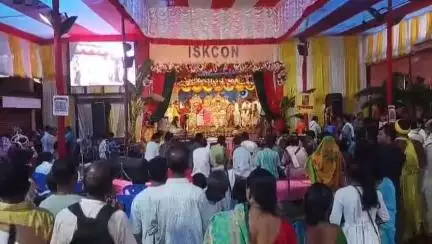 ফরিদপুর দুর্গাপুর: দুর্গাপুরে ইসকন মন্দিরে জগন্নাথ দেবের স্নানযাত্রায় উপস্থিত ভক্তরা