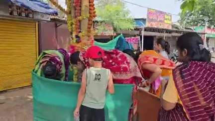 बैतूल नगर: महिलाओं ने धूमधाम से मनाया वट सावित्री व्रत, पति की लंबी आयु के लिए वट वृक्ष के लगाए सात फेरे