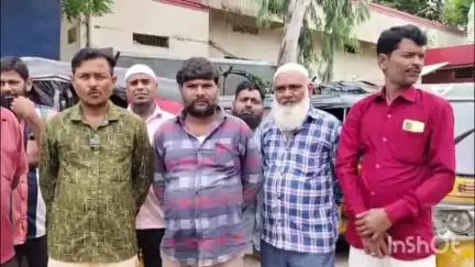 తాండూరు: తాండూరులో ఆటోలో ఎక్కువ మందిని తీసుకువెళ్లే డ్రైవర్లపై చర్యలు తీసుకోవాలని పోలీసులకు ఆటో డ్రైవర్ల వినతి