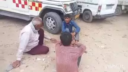 लखीमपुर: मकसूदपुर गांव के पास ई-रिक्शा पलटने से महिला की हुई मौत, दवा लेकर घर लौट रही थी महिला