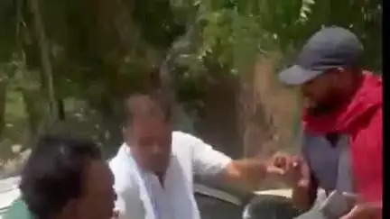 प्रतापगढ़: उडैयाडीह बाजार में डंपर से बचने के चक्कर में भट्ठा मालिक की कार पोल से टकराकर दीवार से टकराई