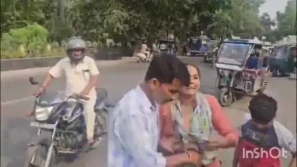 बरेली: कोतवाली थाना क्षेत्र के सीडीओ बंगले के सामने पत्नी ने पति को चप्पलों से पीटा, वीडियो हुआ वायरल
