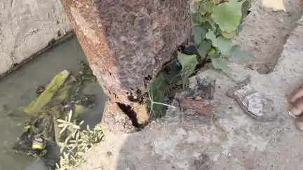 महाराजगंज: सिविल लाइन में जर्जर पोल बना खतरा, छत पर झुका पोल बना दुर्घटना की आशंका
#jansamasya