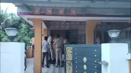 ஆனைமலை: ரங்கசமுத்திரத்தில்  LIC பாலிசி எடுக்கச் சொல்லி நிர்பந்தித்து, மனைவியைப் பற்றி தவறாக பேசியதால் முதியவருக்கு கத்தரிக்கோல் குத்து
