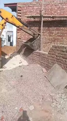 डीग: शहर के धोबी मोड़ पर नगर परिषद ने चलाया पीला पंजा, अवैध बाउंड्री वॉल को किया ध्वस्त