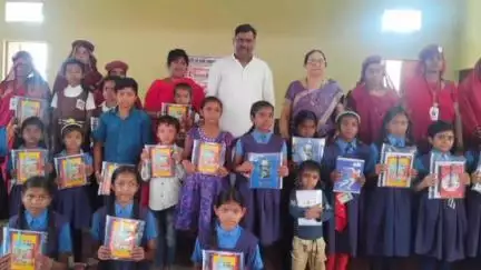 गुण्डरदेही: गुण्डरदेही में बालिका शिक्षा प्रोत्साहन कार्यशाला में नगर पंचायत अध्यक्ष प्रमोद जैन ने बच्चों को बांटे काफ़ी पेन