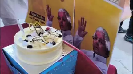 जमुआ: राजद नेताओं ने लालू यादव का जन्मदिन वृद्धाश्रम में सेवा कार्यक्रम के साथ मनाया