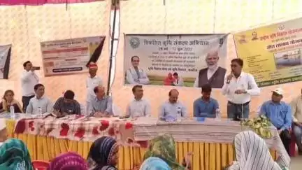 तिर्वा: नुनारी गांव में कृषि संकल्प अभियान कार्यक्रम का आयोजन हुआ, डीएम पहुंचे