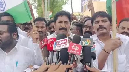 గిద్దలూరు: పొదిలిలో టిడిపి మహిళా కార్యకర్తలపై వైసిపి అల్లరి మూక రాళ్లతో దాడి చేశారంటూ ఆగ్రహం వ్యక్తం చేసిన గిద్దలూరు ఎమ్మెల్యే