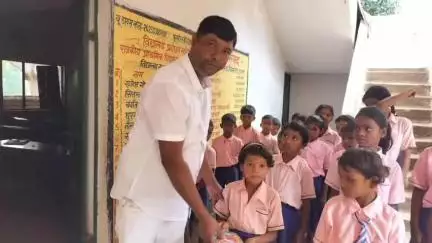 तोरपा: कुलड़ा के प्राथमिक विद्यालय में छात्रों के बीच फल और शिक्षण सामग्री का वितरण