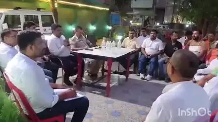 डुमरांव: डुमरांव नगर में अतिक्रमण हटाने को लेकर प्रशासनिक बैठक, व्यापारियों को चेतावनी, एसडीएम, एसडीपीओ सहित अन्य मौजूद