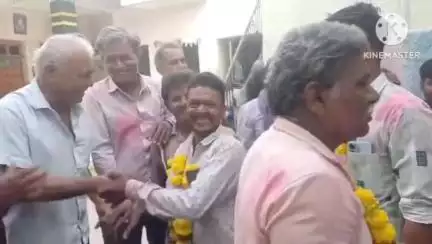 ગઢડા: ગઢડાના રામપરા ગ્રામ પંચાયત બિનહરીફ થતાં ગામમાં ઉત્સાહનો માહોલ. યુવાનોએ સરપંચ અને સભ્યોનું ભવ્ય સ્વાગત કર્યું.