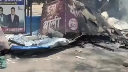 प्रशासन ने कचहरी के सामने किए गए अतिक्रमण के खिलाफ चलाया अभियान, अधिवक्ताओं ने की आगजनी