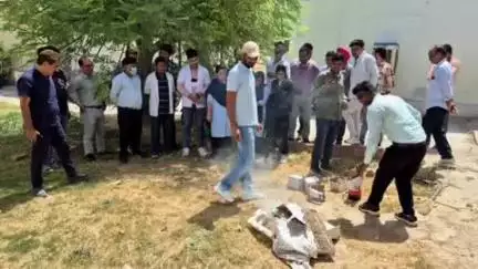 श्रीकरणपुर के सामुदायिक स्वास्थ्य केंद्र में स्वास्थ्य कर्मी को आग बुझाने के लिए दिया गया प्रशिक्षण