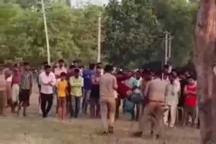 आलापुर: देवरिया में पेड़ से लटकते मिले युवक के शव मामले में नया मोड़, 5 नामजद और 2 अज्ञात के खिलाफ हत्या का मुकदमा दर्ज