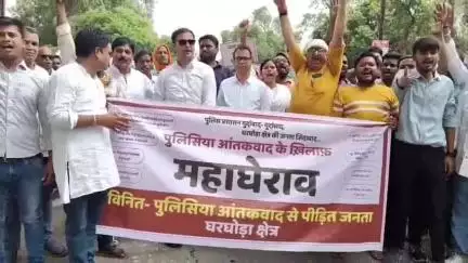 घरघोड़ा: फर्जी FIR को लेकर कांग्रेसियों का गुस्सा फूटा, घरघोड़ा थाने का किया घेराव
