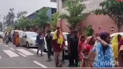 तोपचांची: प्रवासी मजदूर की मौत के मामले में लक्ष्मणपुर गांव के कई ग्रामीण डीसी कार्यालय पहुंचे